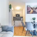 9-Min To City Center, Comfy 1Br And 1Lr With Balcony