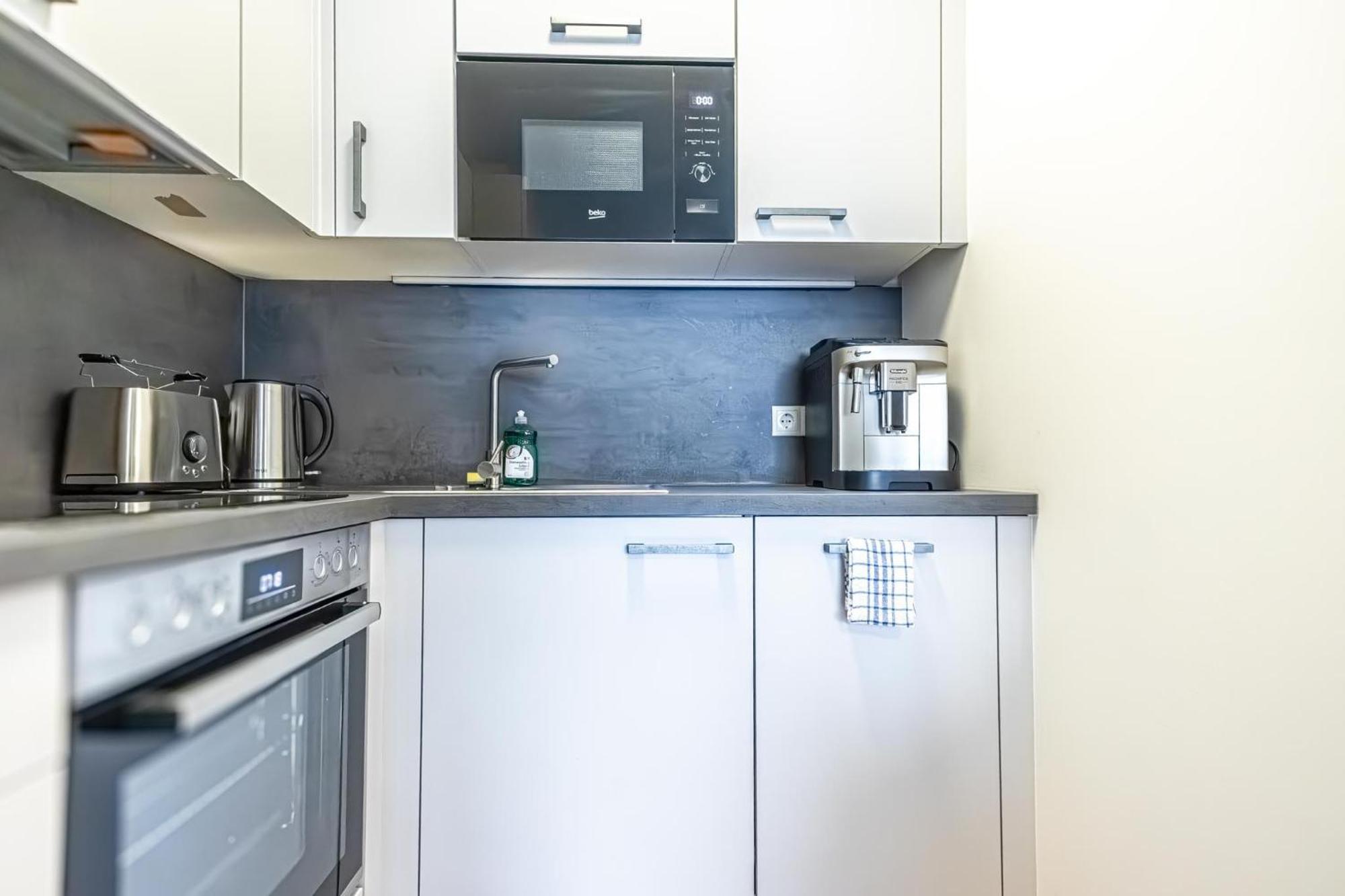 9-min To Center, Comfy 1br And 1lr With Balcony